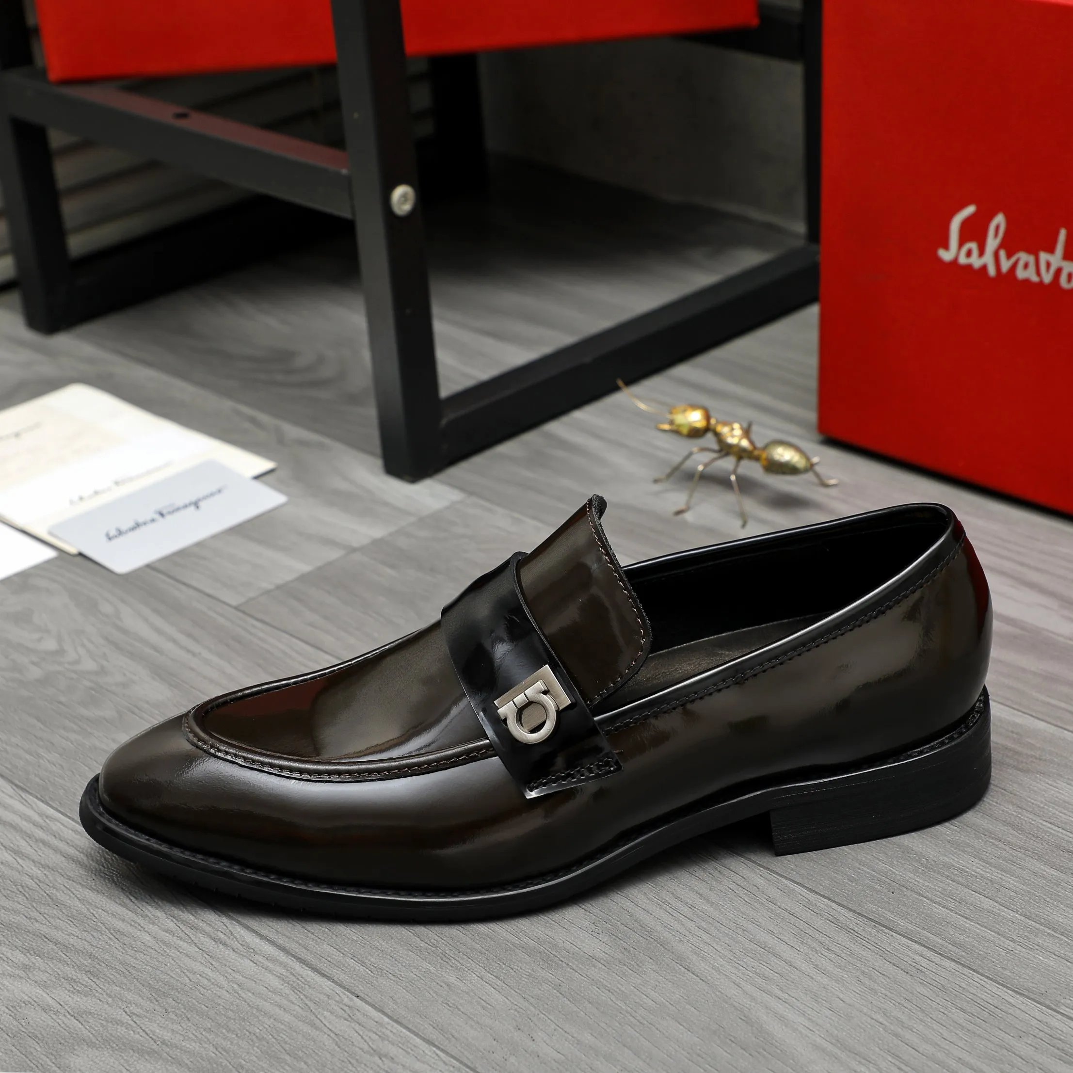 Men's shoes 💰460 Product trademark: Ferragamo "Ferragamo" business slip-on leather shoes Regular size: 39-44 Product materials: Selected high-quality pearlescent cowhide upper, cowhide lining, original outsole